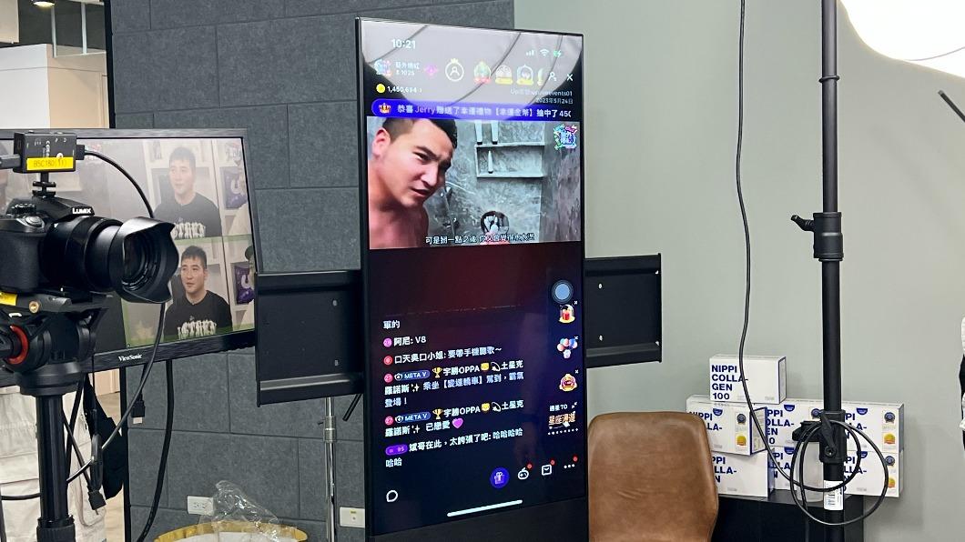 谷阿莫當場播放走光影片。(圖/Up直播提供)