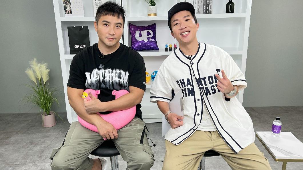 谷阿莫(左)與主持人張立東合影。(圖/Up直播提供)