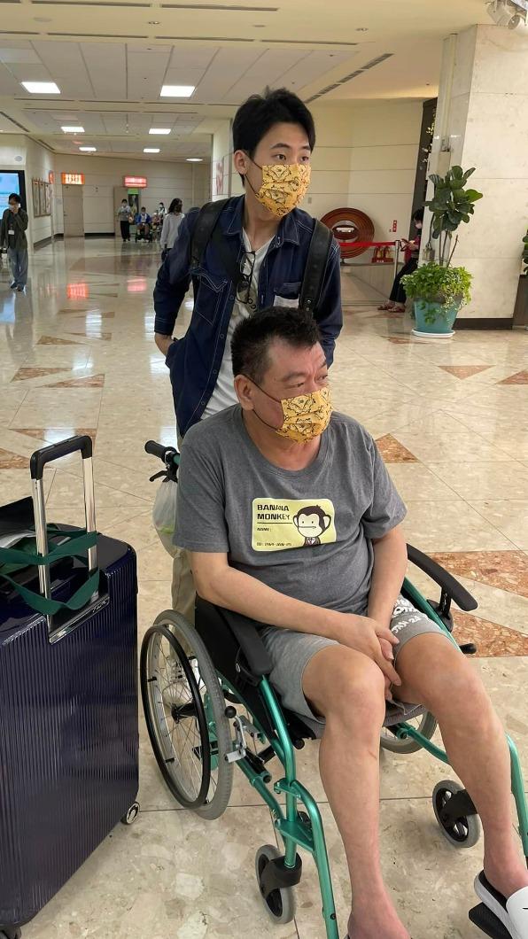 孫德榮（下）目前只能裝尿袋生活。（圖／翻攝自孫德榮臉書）
