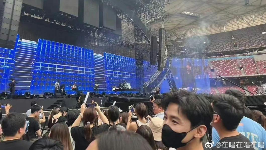 白敬亭去看五月天。(圖/翻攝自在唱在唱在唱微博)