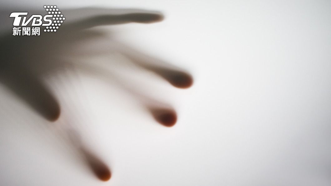 老師發現助理的腳被一名小孩死死抓住。(示意圖/Shutterstock達志影像)