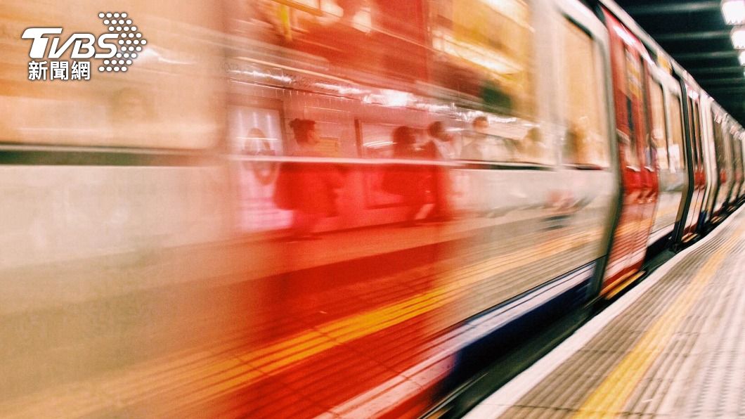 男子遭急馳而來的火車輾斃。(示意圖/Shutterstock達志影像)