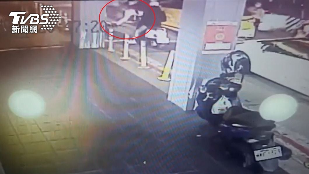 行車糾紛爆衝突!騎士砸車還噴辣椒水 一時衝動下場慘了