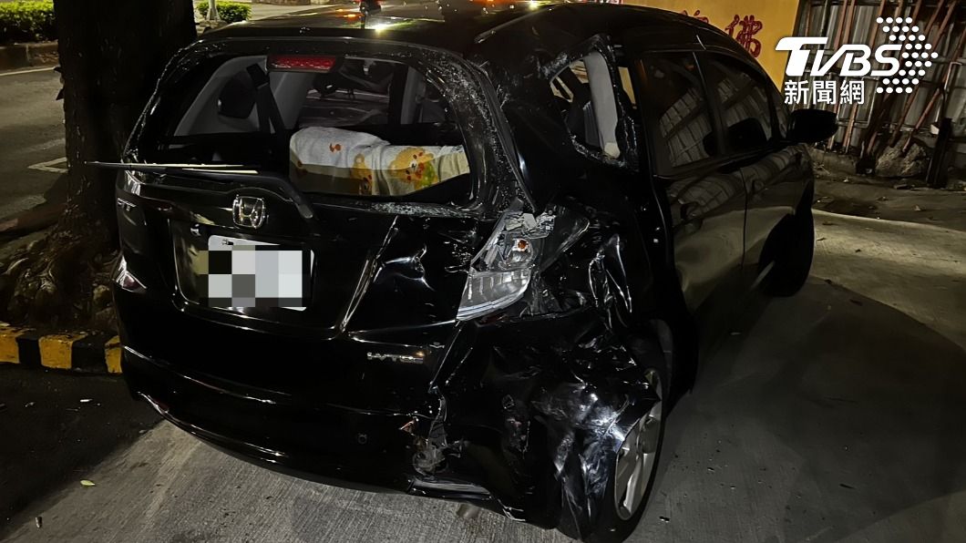 轎車車損。(圖/TVBS)