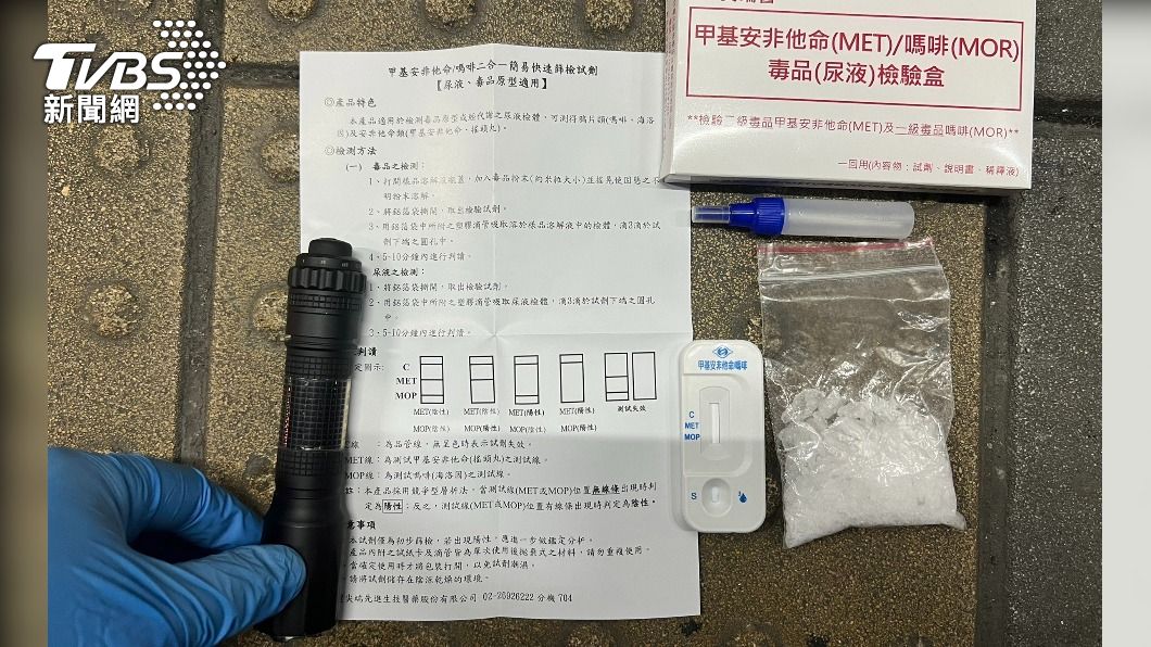 車上查獲1包白色結晶體,警方現場快篩驗出毒品反應。(圖/TVBS)
