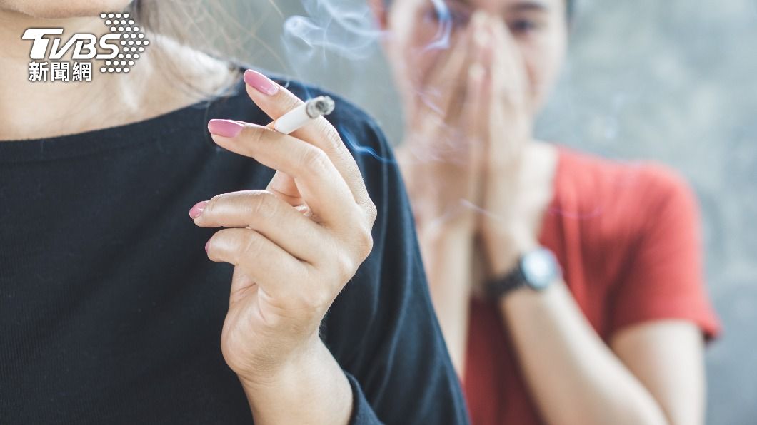 男子規定母親一天最多能抽3支菸。(示意圖/shutterstock 達志影像)