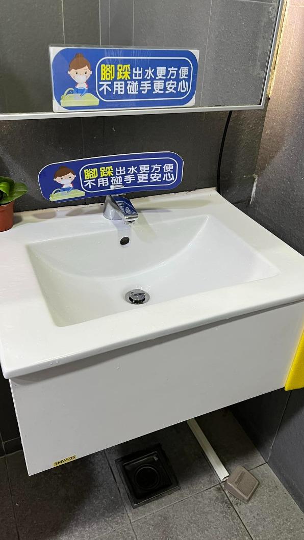 原PO曬照表示,這是他第一次看到開關在地上的水龍頭。(圖/翻攝自「路上觀察學院」臉書)