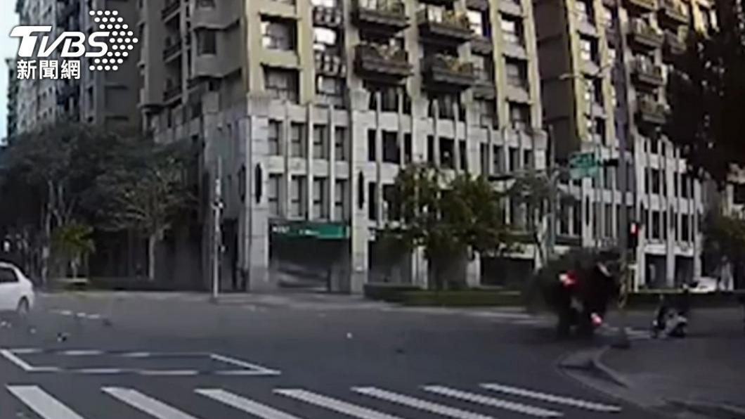 賓士「大G」被轉彎車撞翻。(圖/TVBS)