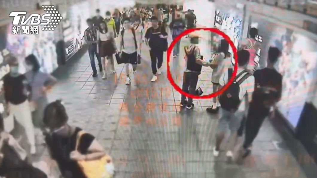 熱心民眾帶被害人追嫌犯。(圖/TVBS)