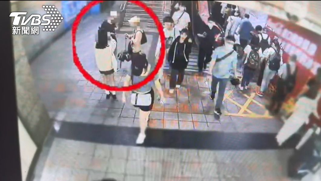 嫌犯被攔下交出手機。(圖/TVBS)