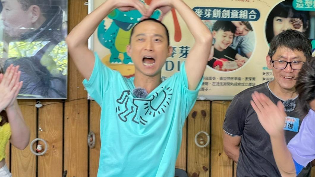 浩子吃了麥芽糖後,就開始模仿李多慧。(圖/民視提供)