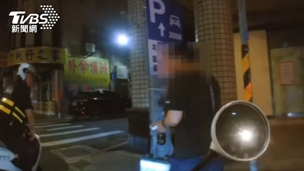 巡邏員警經過男子身邊,聞到疑似毒品味。(圖/TVBS)