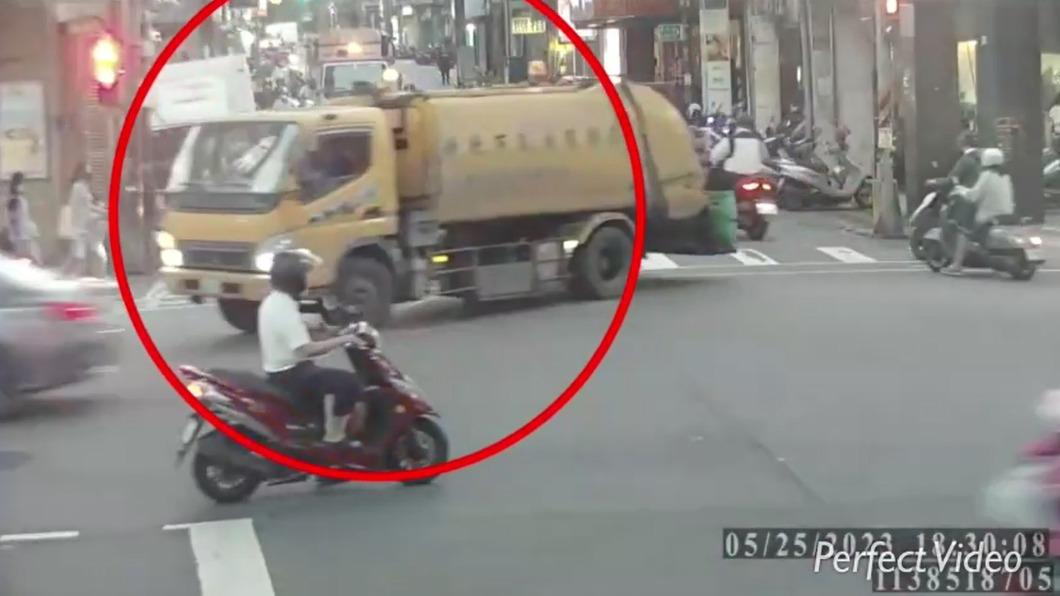 垃圾車不僅逆向,最後還闖紅燈右轉。(圖/翻攝記者爆料網)