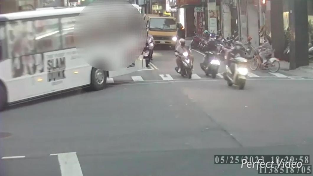垃圾車為了貪快,沿途逆向。(圖/翻攝記者爆料網)