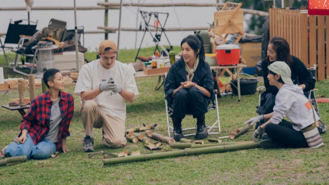 謝瓊煖（左起）、張軒睿、楊謹華、林心如、江宜蓉一起鋸竹子。（圖／TVBS）