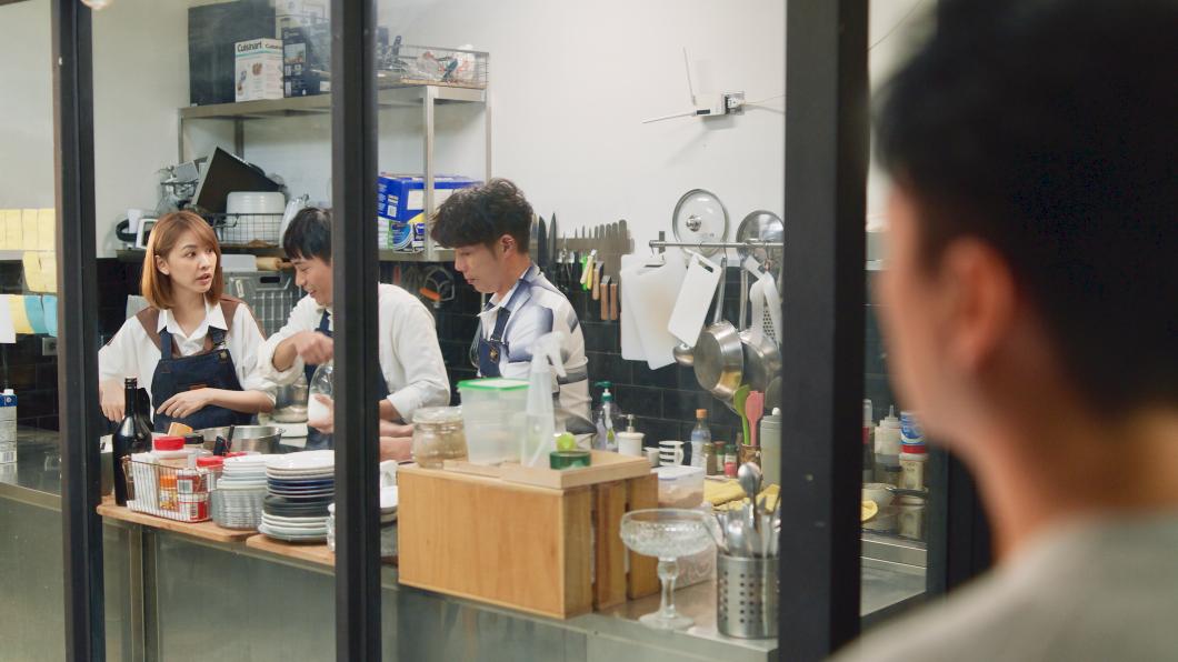 左起林玟誼、楊迦恩、陳子強三人合力做出奶酒布丁,藍葦華在旁默默觀看。(圖/公視台語台提供)