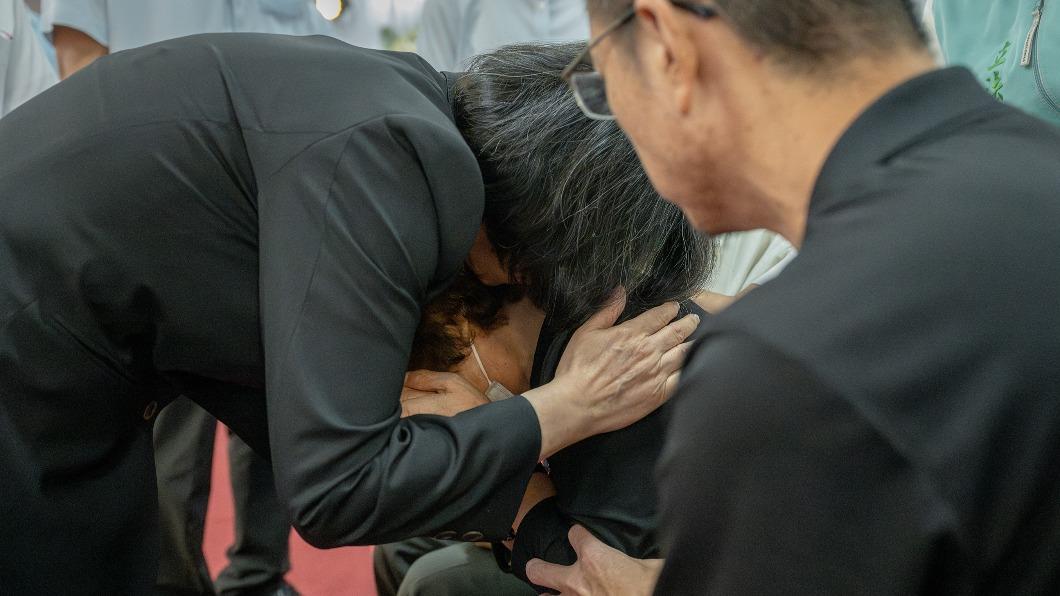 蔡英文慰問林淑雅的家屬。(圖/總統府提供)
