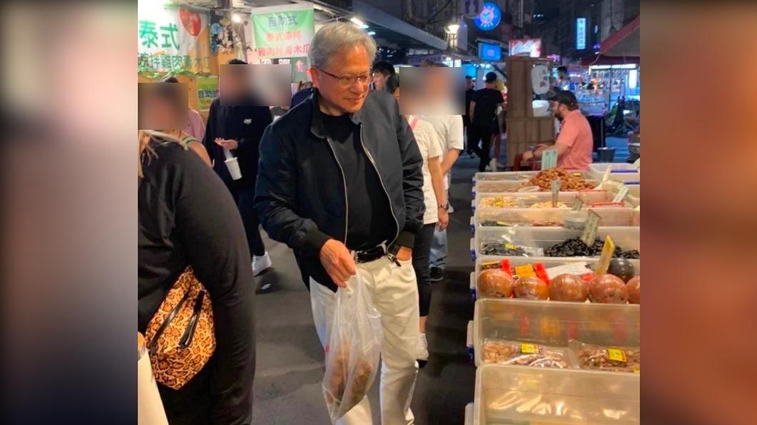 黃仁勳日前現身饒河夜市掀起話題。(圖/翻攝自網路)