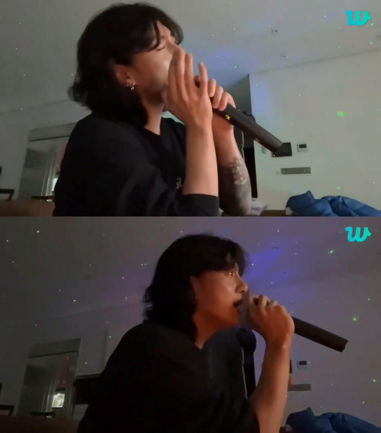 田柾國這陣子常在凌晨開直播時,拿麥克風大聲演唱。(圖/翻攝自yoonie_7 YouTube)