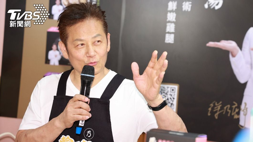 徐乃麟跟現場民眾大推自家產品。(圖/黃城碩攝)
