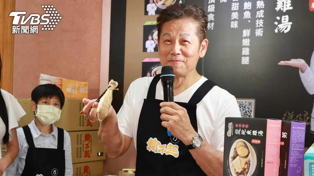 徐乃麟夾起大雞腿,展示給群眾看。(圖/黃城碩攝)
