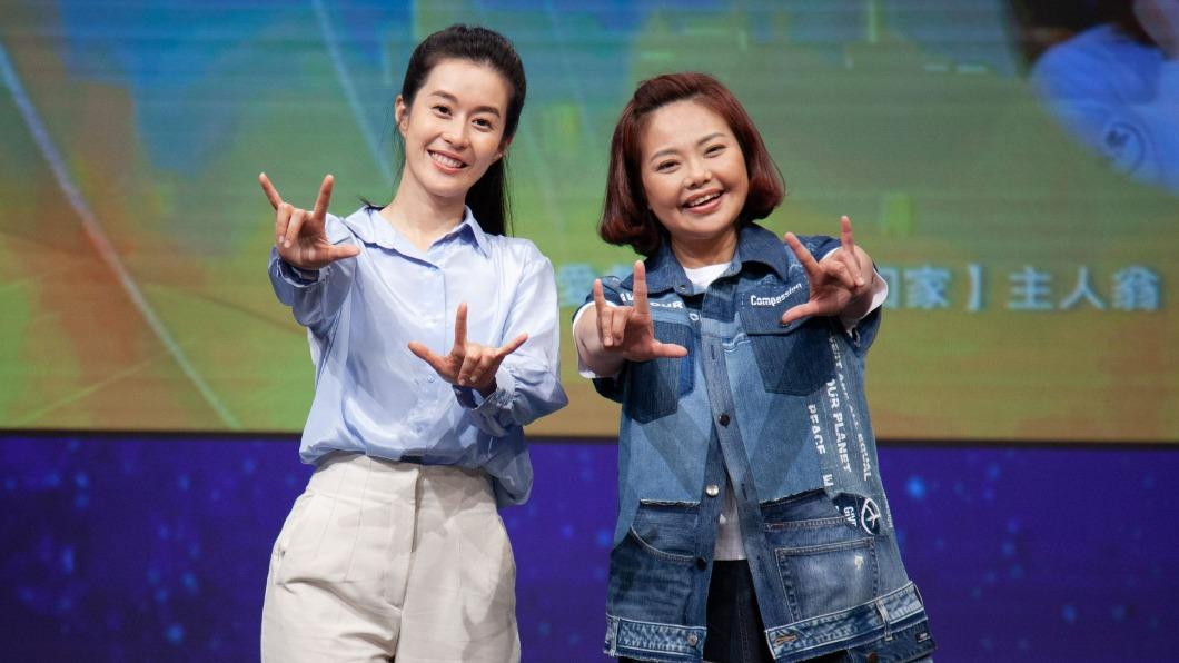林嘉俐(右)、廖曉彤出席公益活動,希望讓外界更理解聾啞人士。(圖/大愛提供)