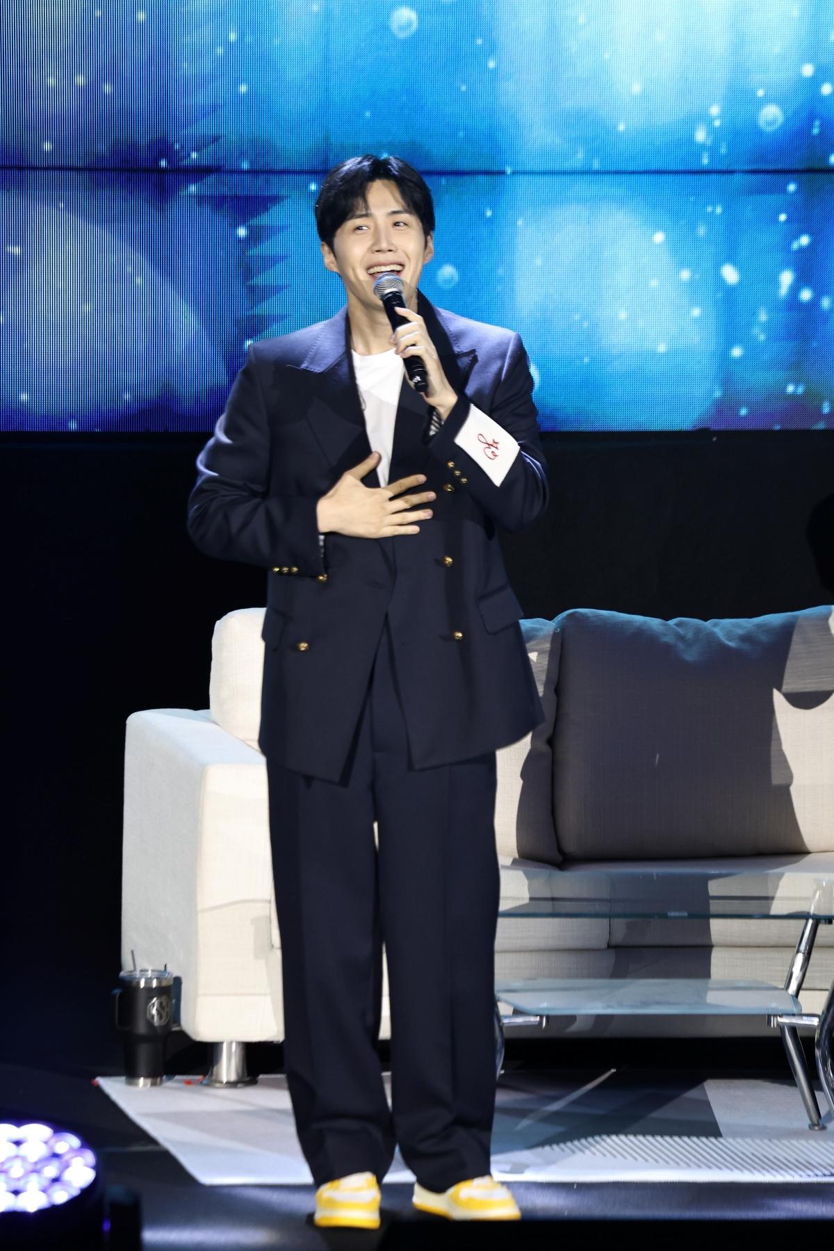金宣虎開場獻唱〈每天,每個瞬間〉。(圖/張哲鳴攝)