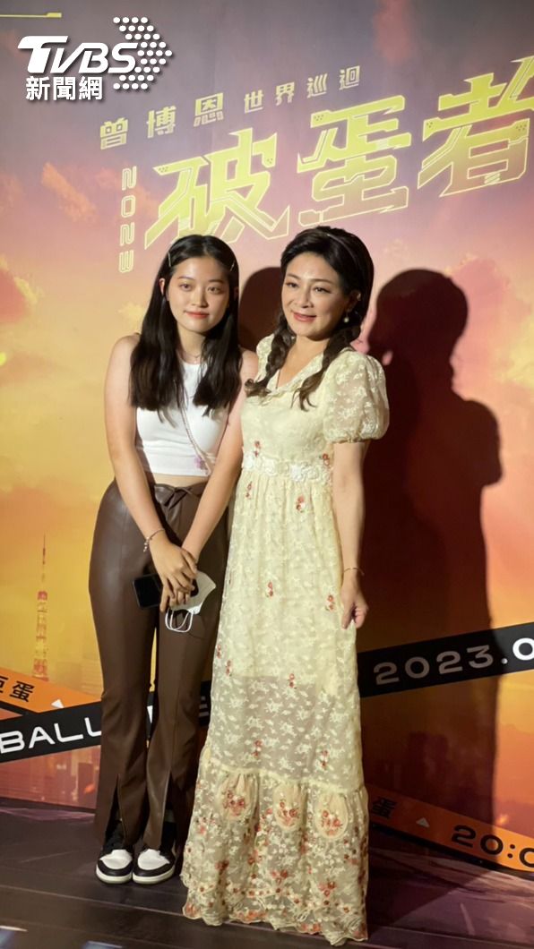 王彩樺(右)帶小女兒到場支持博恩。(圖/謝佩樺攝)