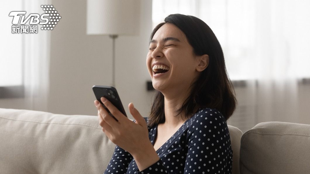 原PO想知道女生在聊天時一直「哈哈哈哈哈」是什麼意思。(示意圖/shutterstock 達志影像)