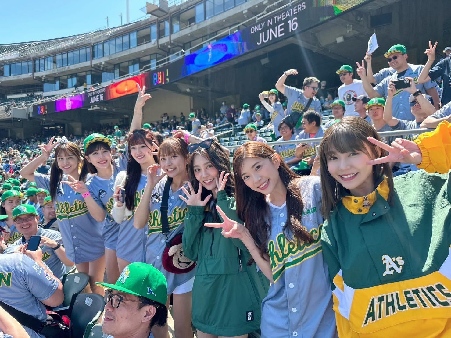 樂天女孩前進奧克蘭主場,受到僑胞熱烈歡迎。(圖/樂天桃猿球團提供)
