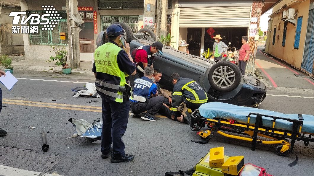 行經社區速度還飛快 黑色自小客撞電線桿後翻車