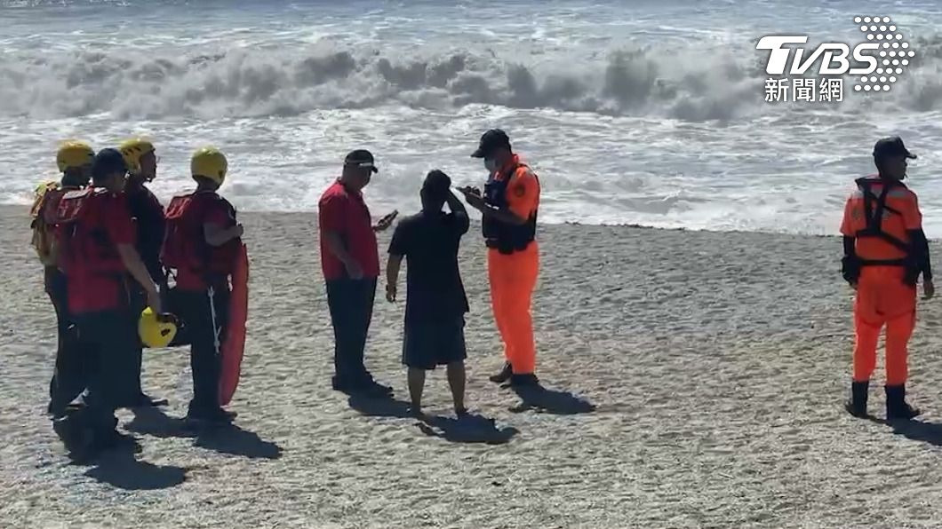 少女跟男網友到宜蘭情人灣疑似觀浪,遭大浪捲走。 (圖/TVBS)