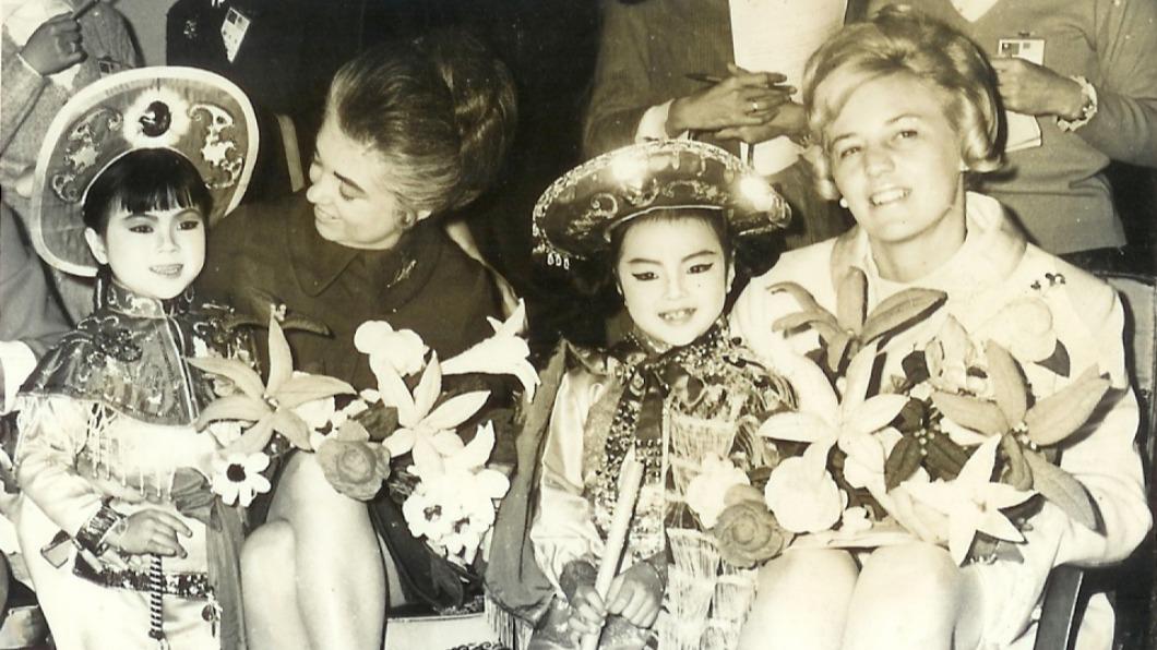 紀寶如（右2）5歲時曾與阿波羅十二號太空人的夫人合照。（圖／國家影視聽中心提供）