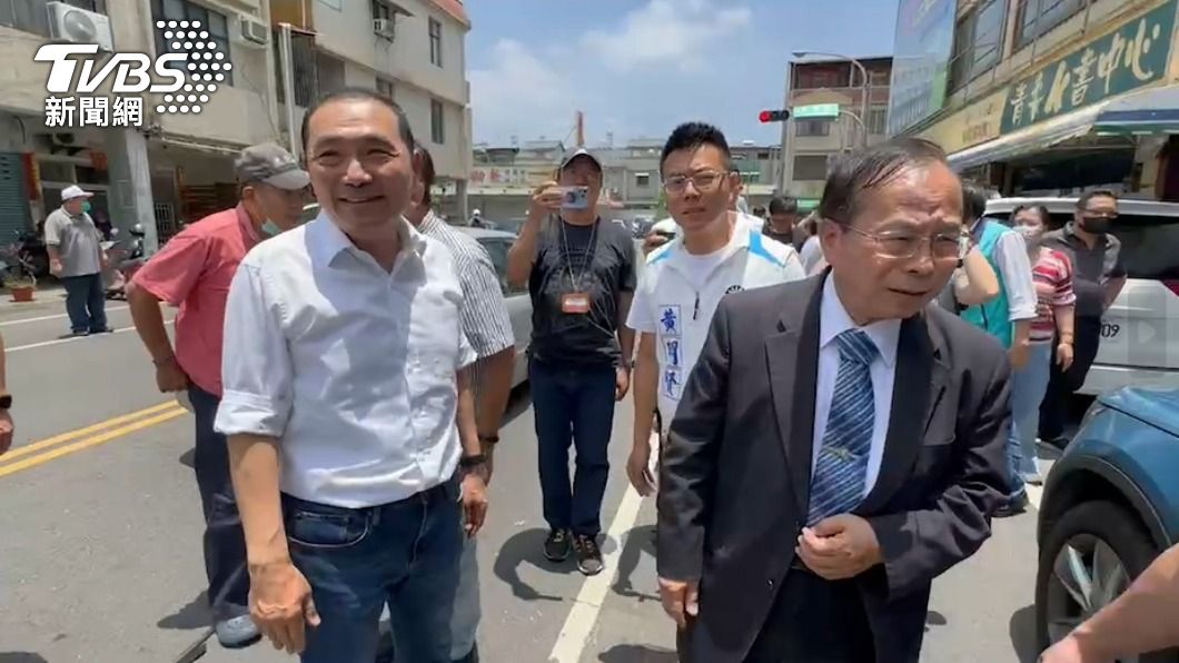 侯友宜和侯明鋒上前關切。(圖/TVBS)