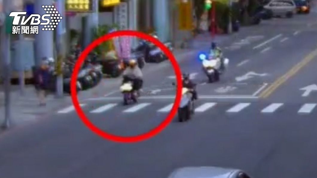 警方發現違規改裝機車上前攔人。(圖/TVBS)