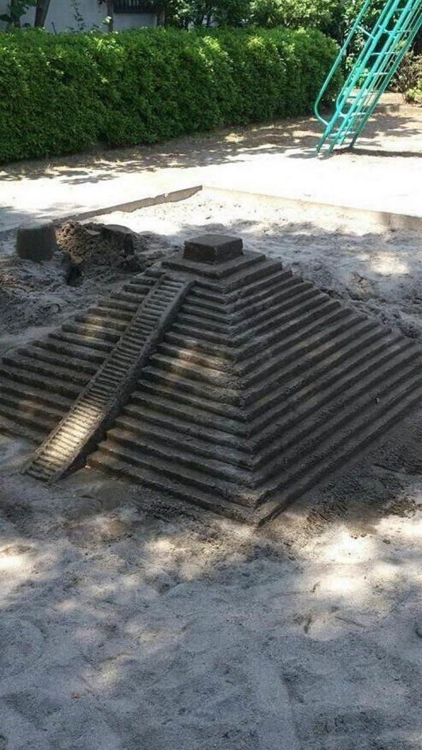 日本網友在公園內發現1座逼真的「沙雕金字塔」。(圖/翻攝自推特)