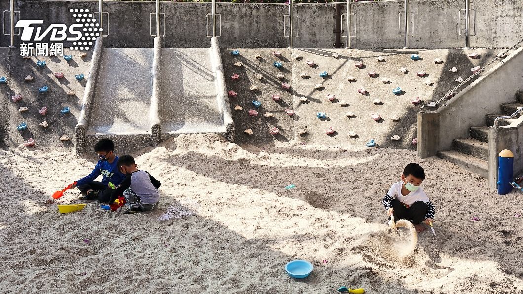 外星產物?公園驚見神扯「沙雕金字塔」 網傻眼:太有才了