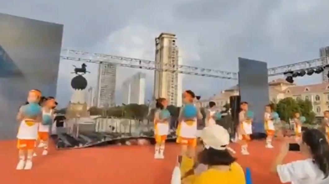 大型螢幕突然砸下來，站在較前方的孩童聽到聲響也錯愕的回頭查看。（圖／翻攝自@TGTM_Official推特）