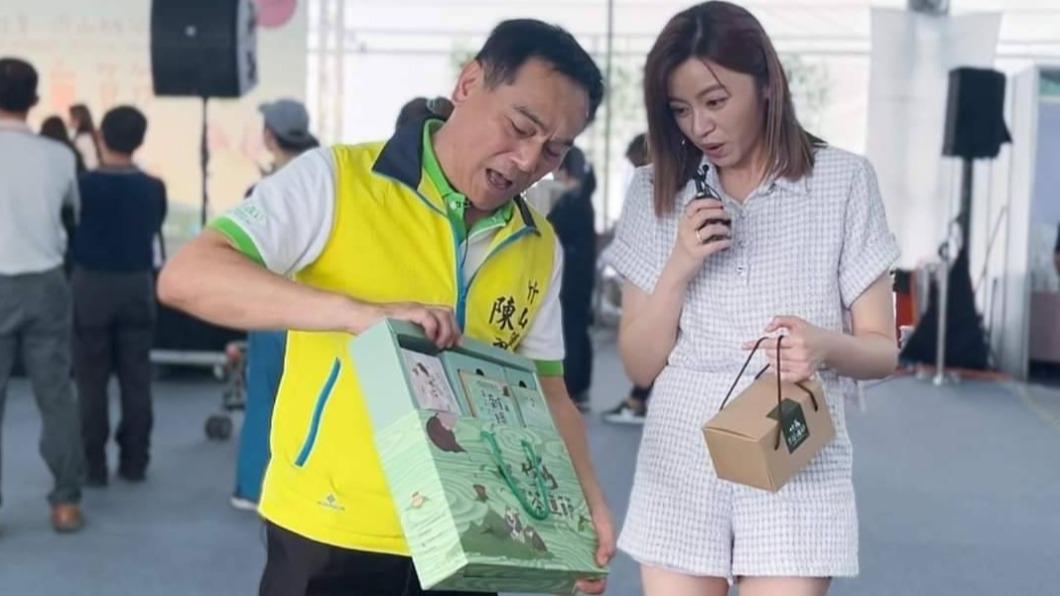 王瞳趁8點檔拍戲空檔到南投竹山分享茶文化,也帶茶葉回台北要跟劇組分享。(圖/民視提供)