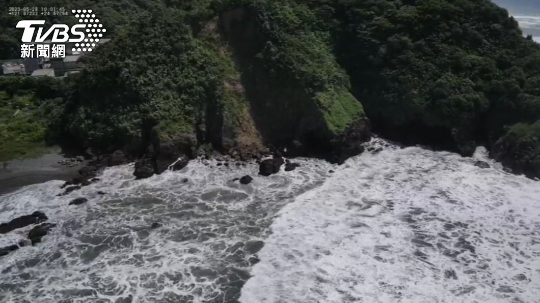 岸際都是浪捲起的白沫。(圖/TVBS)