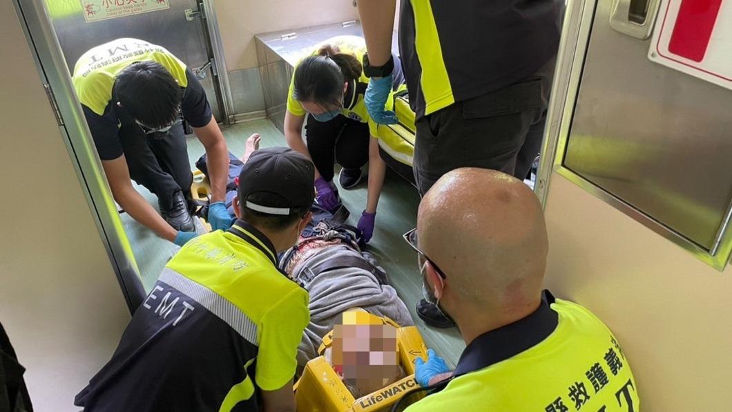 男子侵入鐵軌遭擦撞受傷 火車變救護車運送傷者