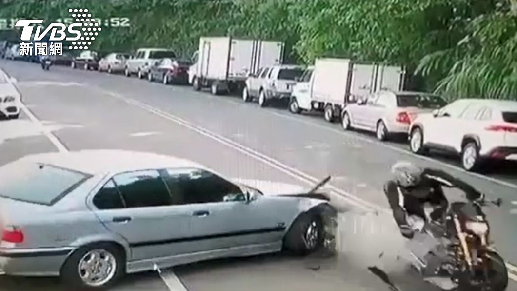 三寶違規左轉害人!重機閃不過噴飛卡車底 昏迷急救中