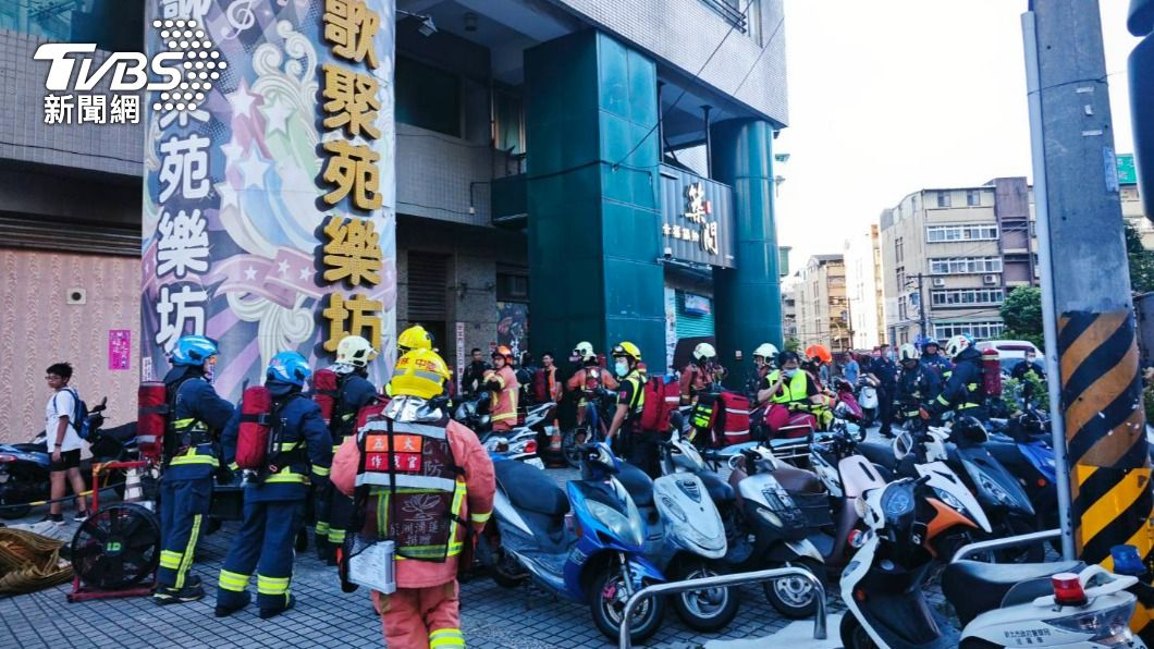快訊/土城卡拉ok店廚房失火! 消防救出1女子送醫