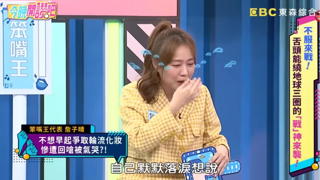 丫頭被隊長大牙的霸氣折服,她不敢回覆只好含淚繼續當首批。(圖/翻攝自