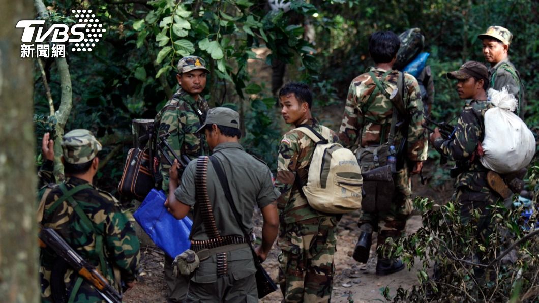 柬軍前往救援結果又誤踩地雷。(示意圖/達志影像路透社)