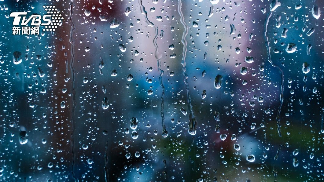 許多人小時候喜歡看車窗上的雨滴「賽跑」。(示意圖/shutterstock達志影像)