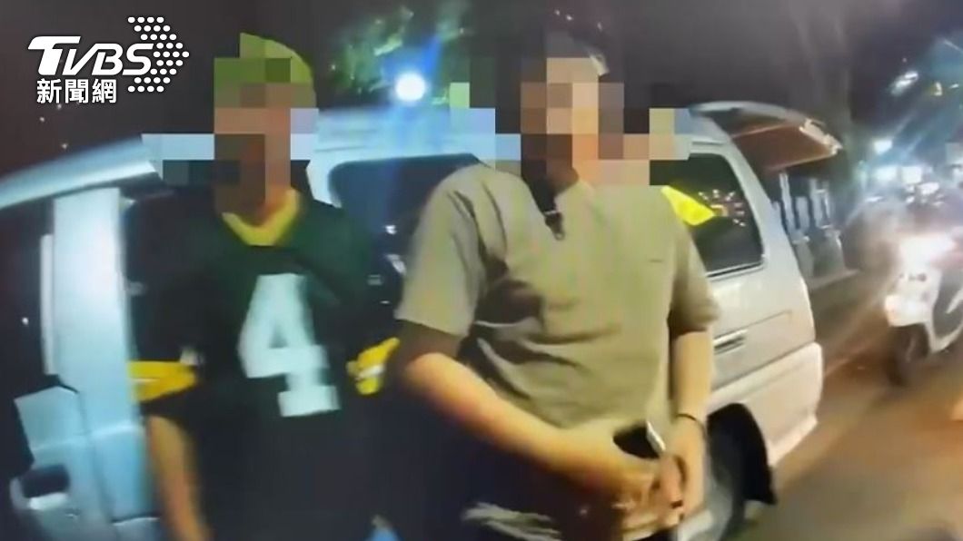 警方到場後確認該名被押上車的男子,確實為當日壽星。(圖/TVBS)