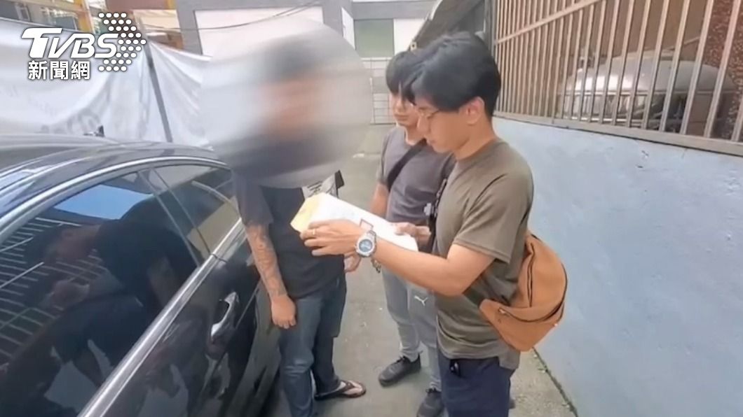 警方兵分多路帶回犯嫌。(圖/TVBS)