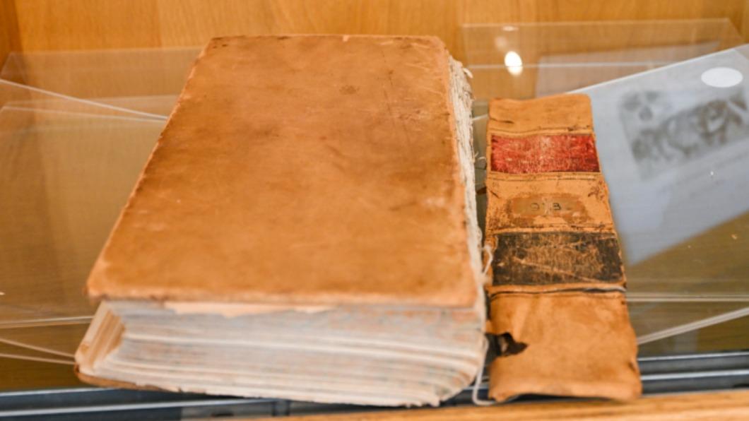 這本書被放在圖書館入口處的玻璃展示櫃中,紀念它非凡的旅程和歷史印記。(圖/翻攝自 推特)