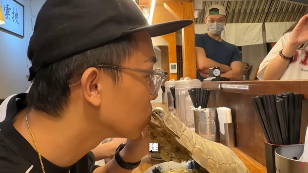 酷炫親吻大王具足蟲。(圖/翻攝自WACKYBOYS 反骨男孩YT頻道)